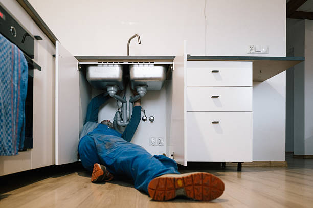 Professional Emergency Plumber technician working in Wimauma, FL